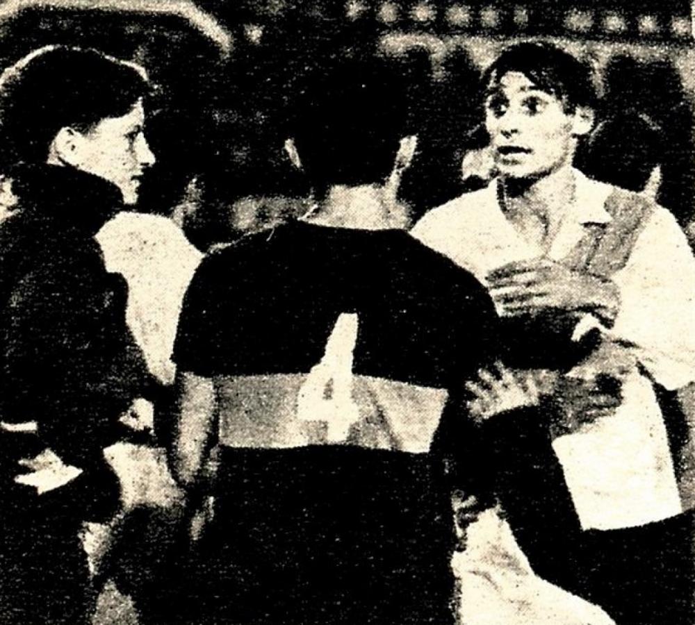 Imagen Simeone, de espaldas, y Bayo después de la batalla.