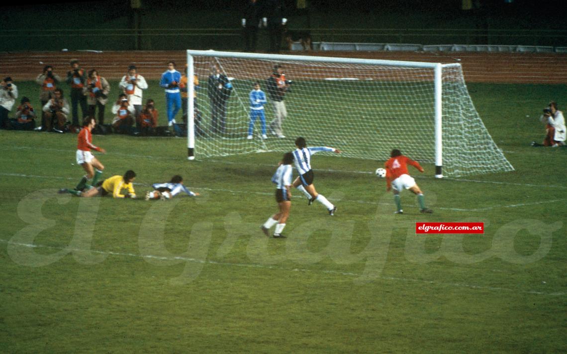 Su tercer gol en la final frente a Holanda por el Mundial 1978.