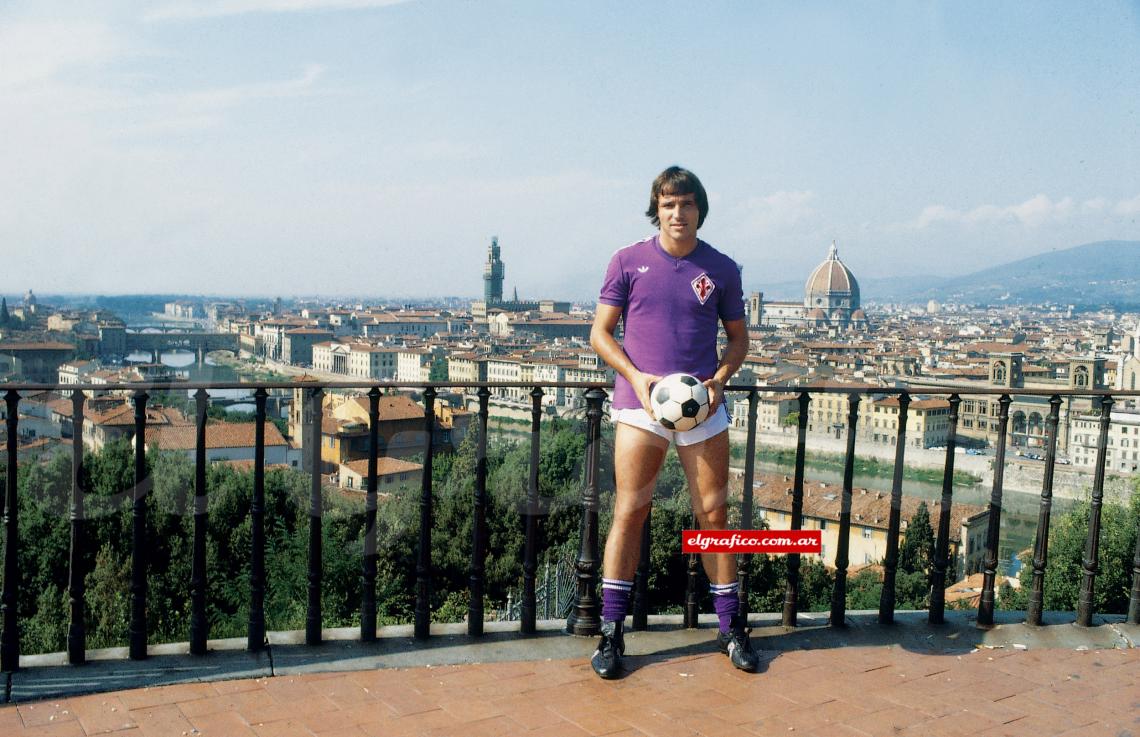 En Florencia, una de sus ciudades preferidas, dejó una huella. Fue ídolo de Fiorentina.
