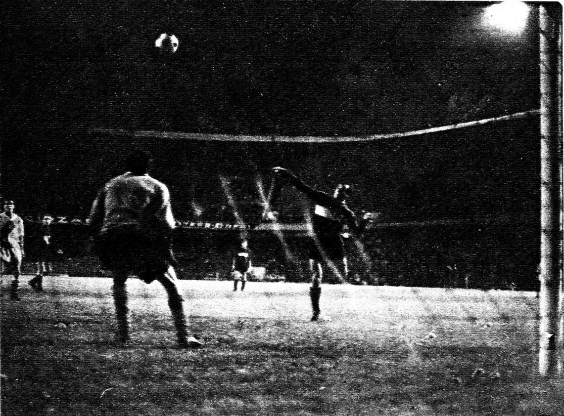 1 Tiró Pianetti y rechazó Gatti. La pelota se desvía hacia la derecha del arquero. Alfredo Rojas todavía en pose, despide el cabezazo hacia el otro palo. Medido. Calculando el destino de la pelota.