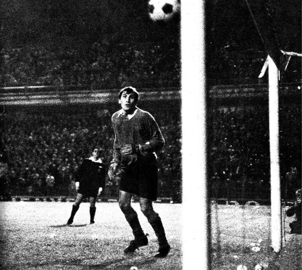 2 La pelota ya camina rumbo a la red. Gatti sin defensa. El "Tanque" contempla la obra.