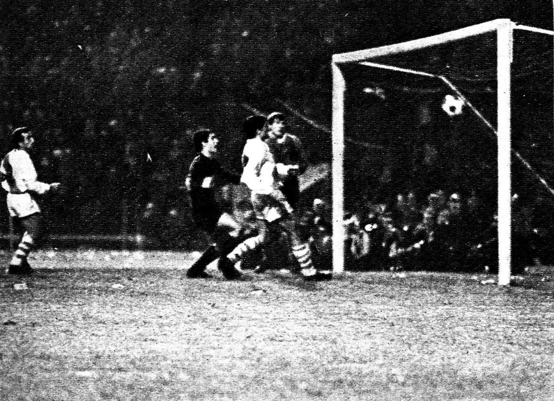 3 El gol está consumado. Esa pelota tocando la red tiene un veredicto inapelable: River debe jugar un desempate con Independiente.