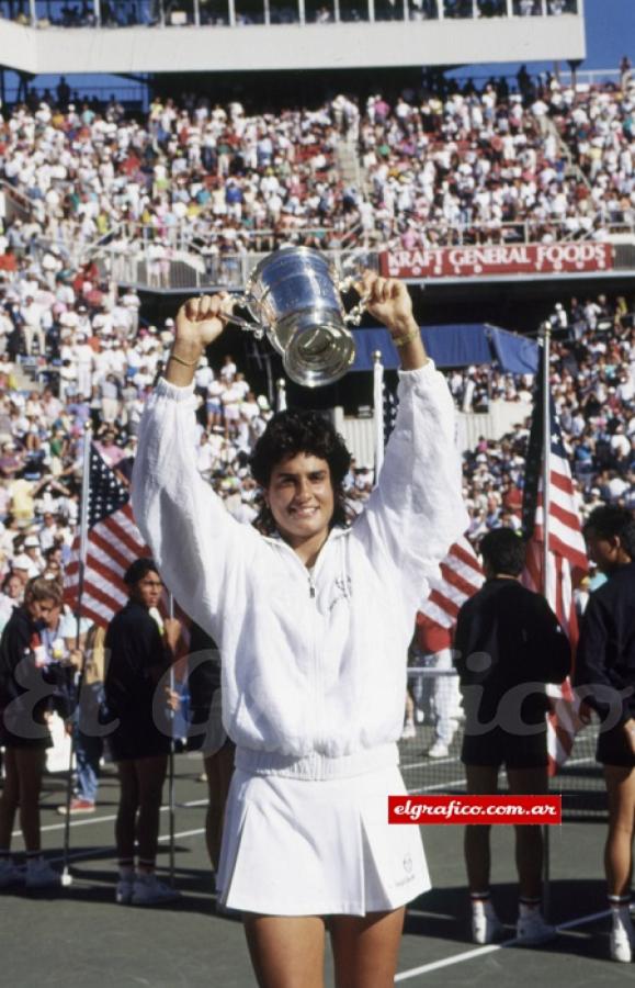 Imagen Ahi esta feliz, sonriente, levantando el trofeo del primer torneo de Grand Slam que gana en su carrera: el U.S.Open