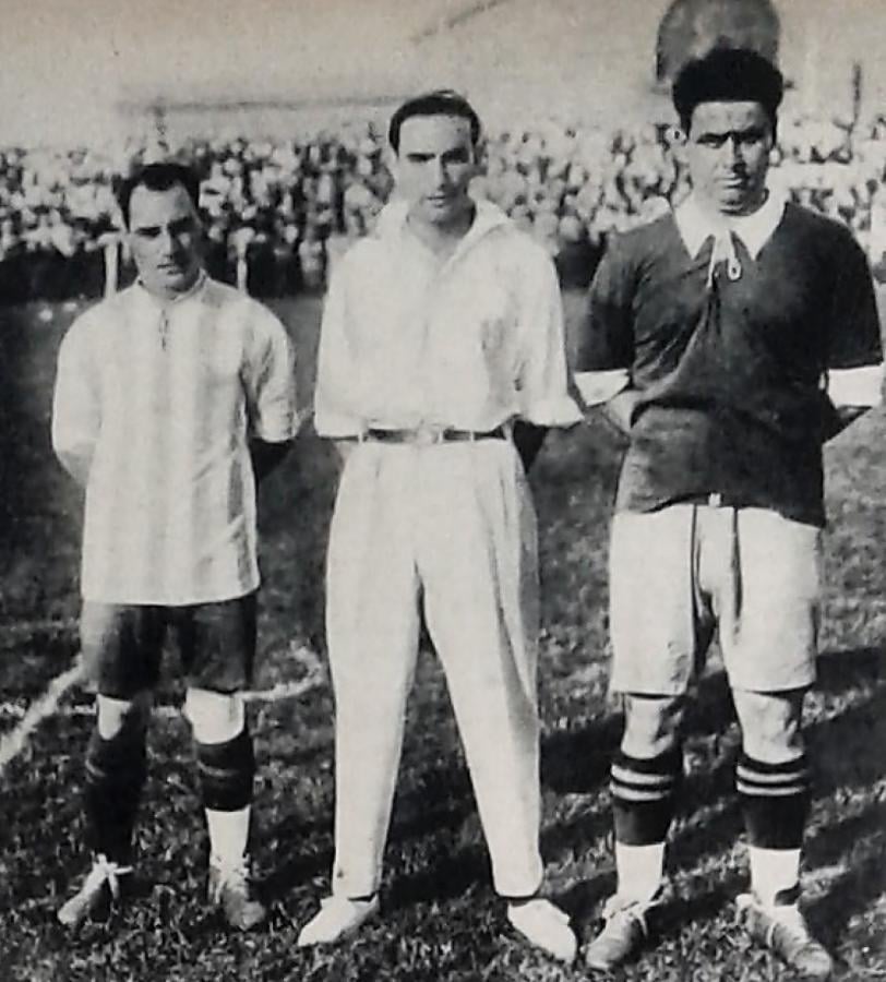Imagen Los backs derechos ROBERTO CASTAGNOLA, de Racing y ANTONIO FERRO de Independiente