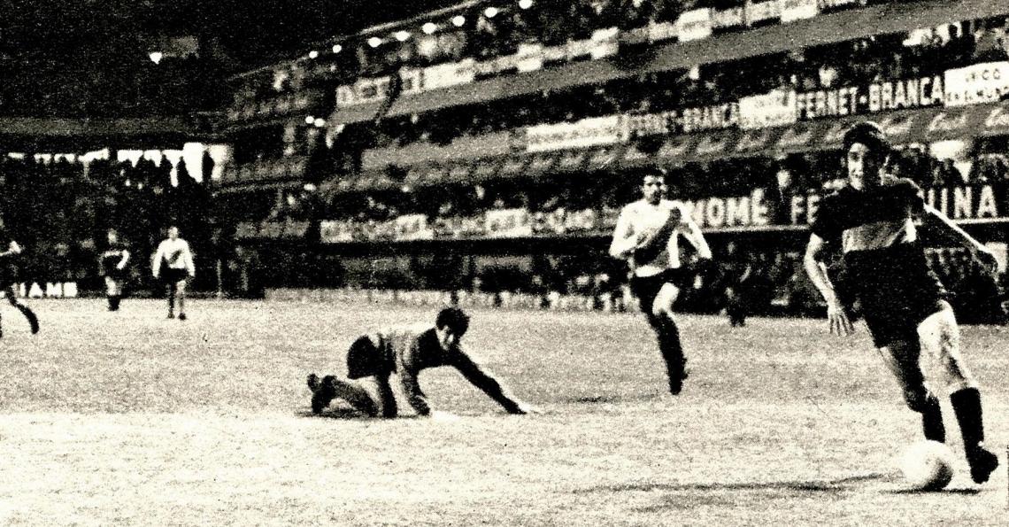... levanta la cabeza, observando el panorama. La frialdad de Savoy. El suspenso del estadio.