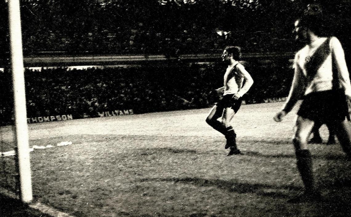En la foto final se comprueban todos "los cierres" que llegan tarde: Recio y Dominichi. La pelota ya esta en la red. GO-LA-ZO.