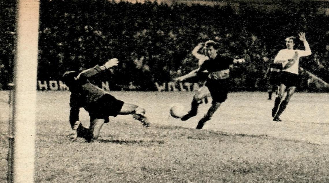 Buena la maniobra previa al primer gol. Se va Larrosa por la derecha en velocidad. Rojitas se tira sobre la raya, como puntero. Recibe. Saca el centro para la entrada de Larrosa que pifia el derechazo.