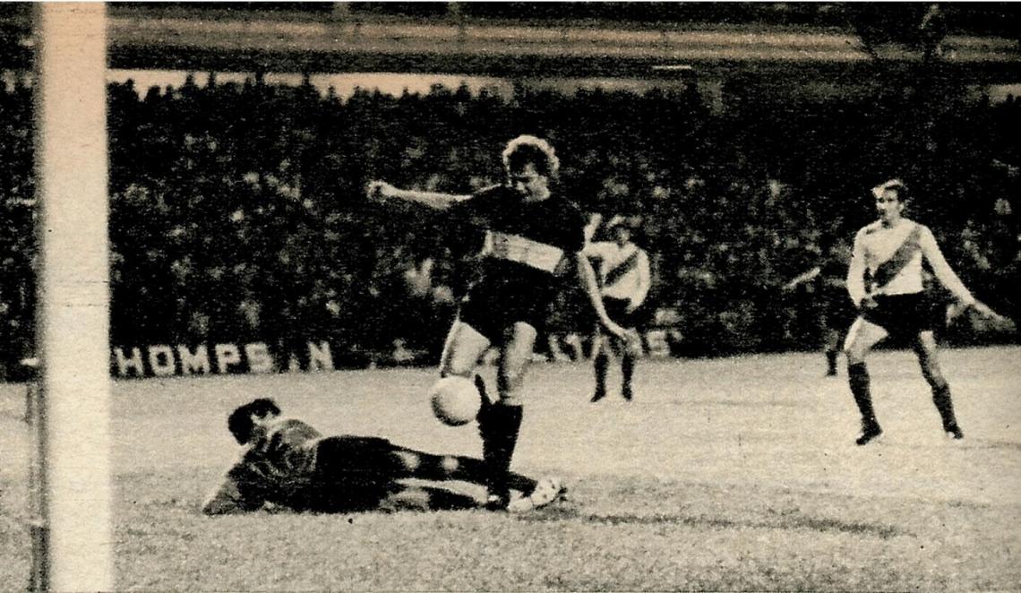 En la salida cae Carballo. Rebote. Otra vez Larrosa que se la lleva. GOL. DE BOCA.