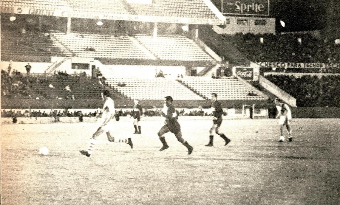 Hasta ese momento, el volante Carlos Rodríguez, casi no había pasado la mitad de la cancha. Preocupado por cortarle a Savoy cualquier posible comunicación con Madurga y Noveno...