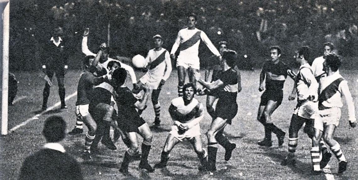 Imagen Tiro libre para Boca en forma de comer corto. Tira Larrosa Y van a buscarla. Marzolini, Rojitas, Nicolau, Savoy y Rogel. Salió Perico Pérez y chocó con Marzolini, Ferreiro recibió un golpe y cae tomándose el estómago.