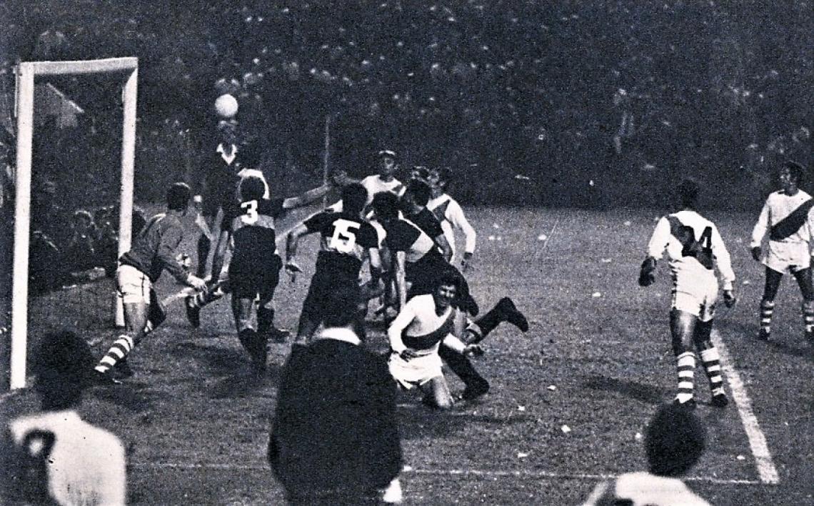 Imagen Hay un rebote.. Un pique. La pelota se eleva y va al palo Izquierdo de Pérez. Supera el salto de López. Tampoco llegará Savoy al cabezazo. Toca en el poste y se va de la cancha...