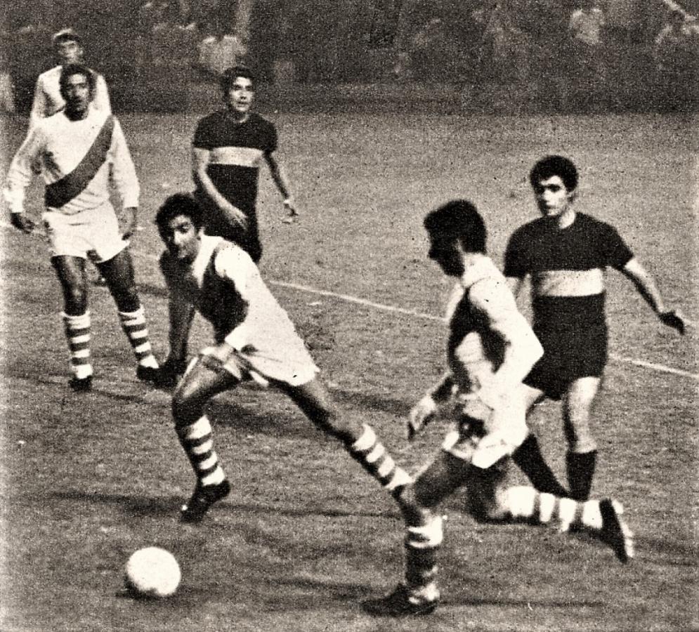 Imagen Aquí murió la llegada de Boca, absorbida por una línea de cuatro en la que López y Larraignée fueron impasables. La actitud de Savoy y Rolitas es muestra elocuente de resignación e impotencia para llegar.