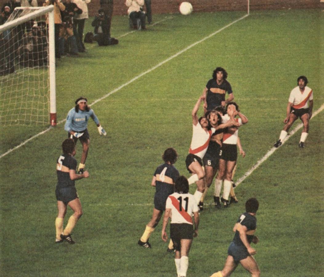 El River de los cinco mundialistas, de la gran riqueza técnica, de las mejores individualidades, terminó abusando de este recurso: centro al área. Alguna vez ganó Marchetti, alguna vez ganó Passarella, pero muy poco