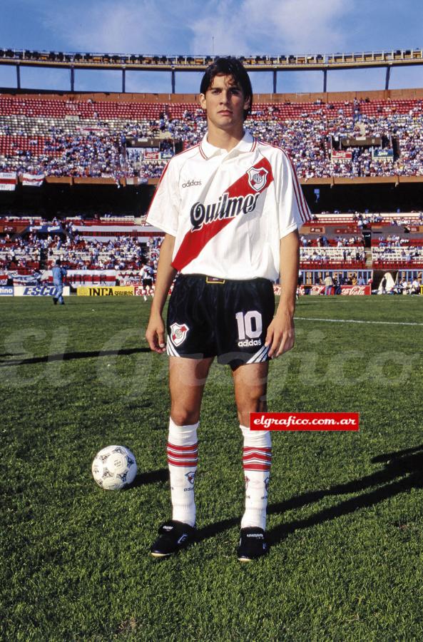 Imagen Debut en River con la 10, el 12 de Mayo de 1996. Fue 2 A 0 a Español, en el Monumental.