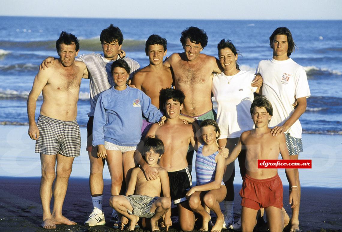 Santiago es el primero a la derecha, todavía antes de su llegada a River. Abajo, su hermano Esteban, también futbolista. Y la pequeña Liz. Papá Eduardo en el medio y el tío Jorge, el Indio, en el otro extremo.