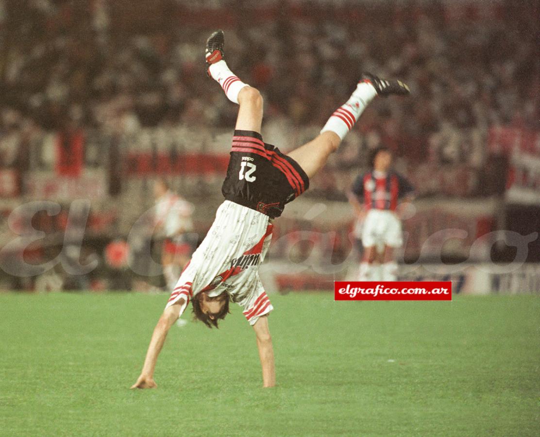 Festejo particular, en un gol clave a San Lorenzo para ganar el apertura 97. Foto: Alejandro Del Bosco.