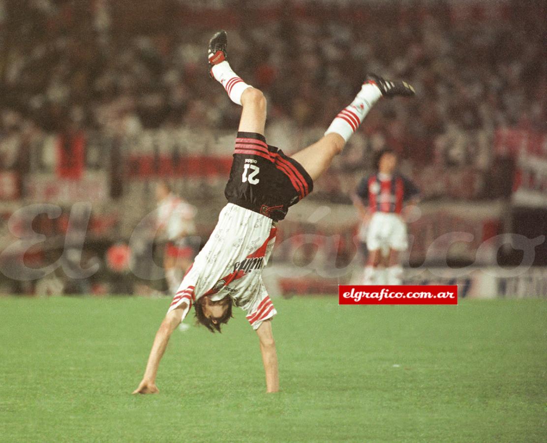 Imagen Festejo particular, en un gol clave a San Lorenzo para ganar el apertura 97. Foto: Alejandro Del Bosco.