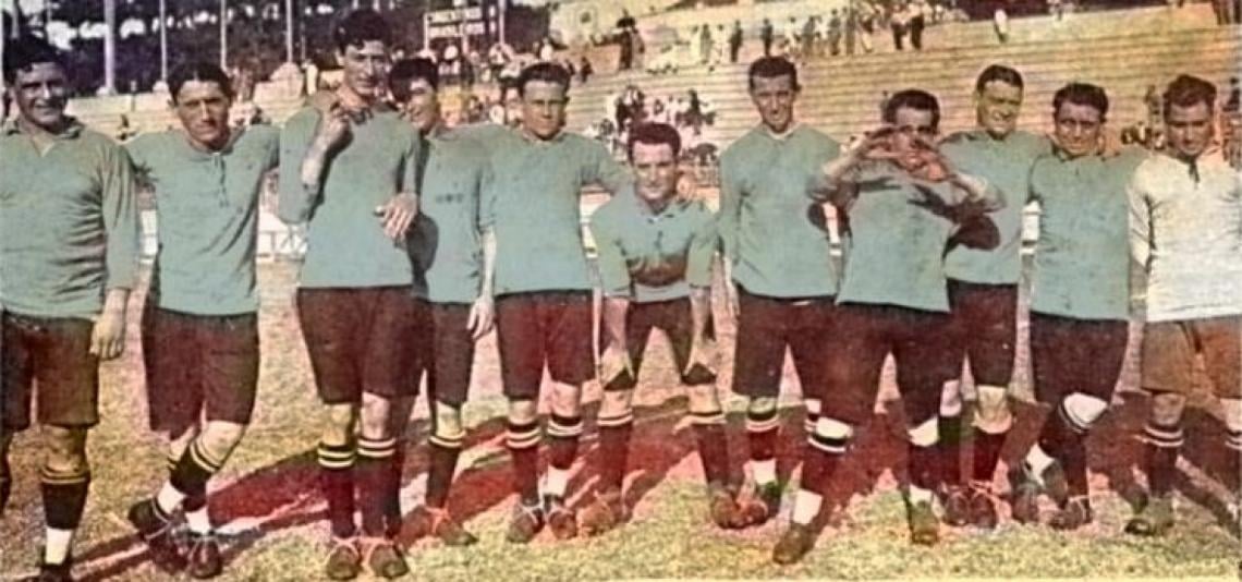 Imagen El equipo argentino con la Celeste uruguaya: Armando Reyes, Pedro Calomino, Eduardo Uslenghi, José Laiolo, Edwin Clarke, Pedro Martínez, Ernesto Matozzi, Roberto Castagnola, Francisco Taggino, Nicolás Rofrano, Carlos Isola