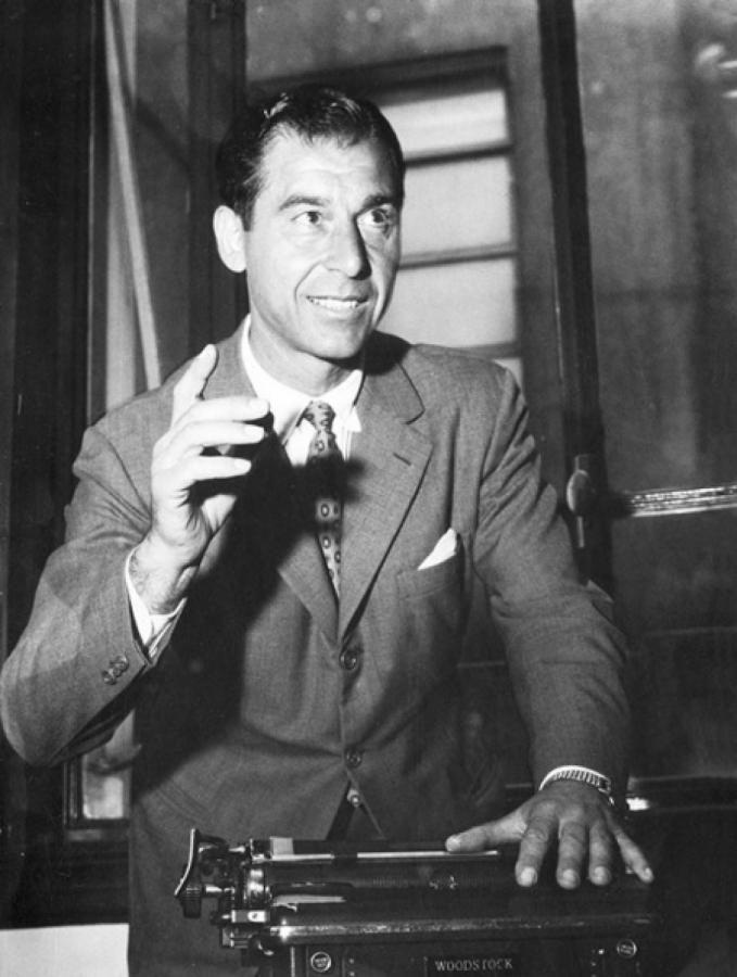 Lazzatti dirigió técnicamente a Boca en 1954 logrando el campeonato después de 10 años de sequía. En la foto, ya retirado, trabajando como periodista en El Gráfico.