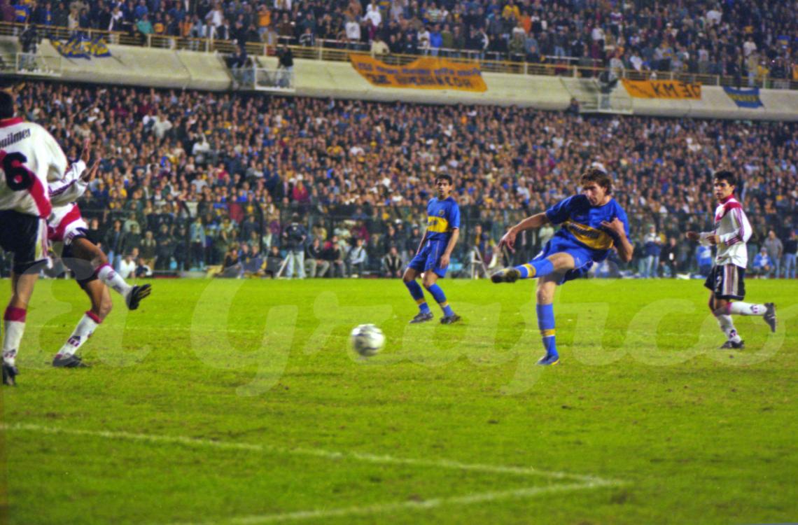 Imagen El regreso soñado. En el último minuto Palermo convierte el 3-0. Fue después de 193 días de convalecencia por una rotura de ligamentos cruzados.