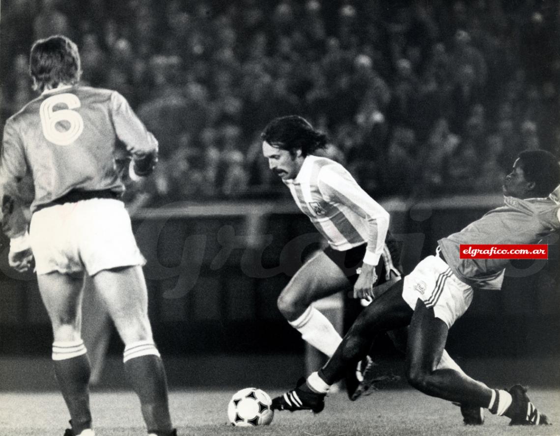Imagen Luque fue una de las figuras del campeonato mundial 1978. En la foto, en uno de sus mejores partidos, frente a Francia.