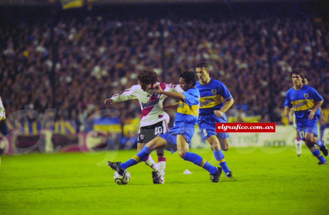 Imagen Aimar trata de avanzar frente a Traverso.