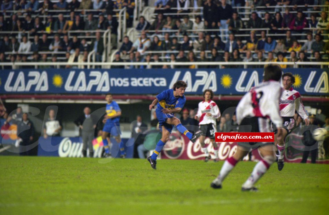 Imagen El disparo de Gustavo Barros Schelotto. Yepes le cometió un claro penal que Sánchez no cobró.