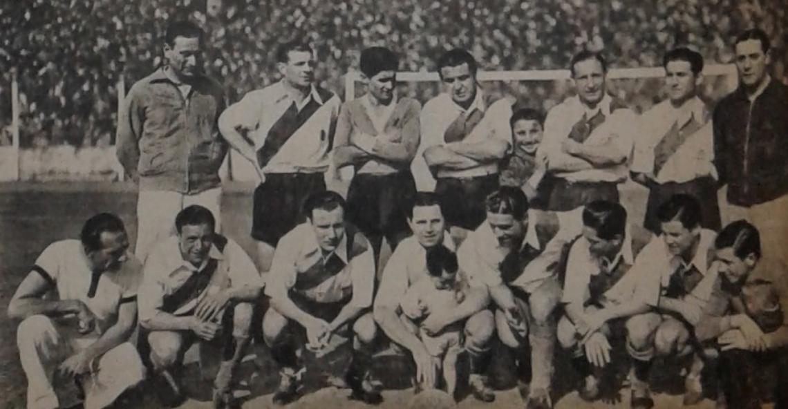 Parados: Hirschi, Vasini, López, Cuello, Mínella y Wergifker. Agachados: Malasio, Vaschetto, Bernabé Ferreyra, yo, Pedernera y Deambrosi. La delantera era una invasión de criaturas junto al astro legendario, "La Fiera".