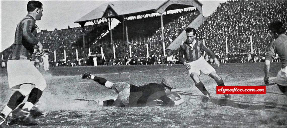 Imagen Orio, arquero de San Lorenzo, se arroja al suelo para detener la Pelota, que se le ha escapado de las manos, al atajar un fuerte shot del insider Gainzarain.