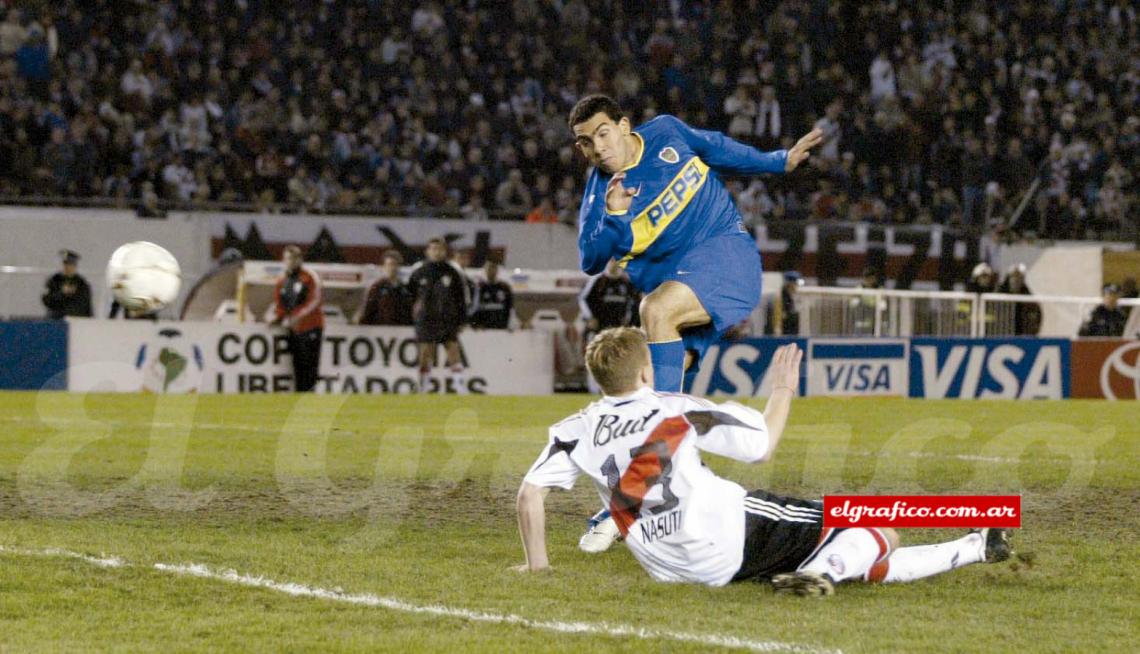 El zurdazo de Carlitos Tévez viaja hacia la red. Es el empate-resurrección de Boca.