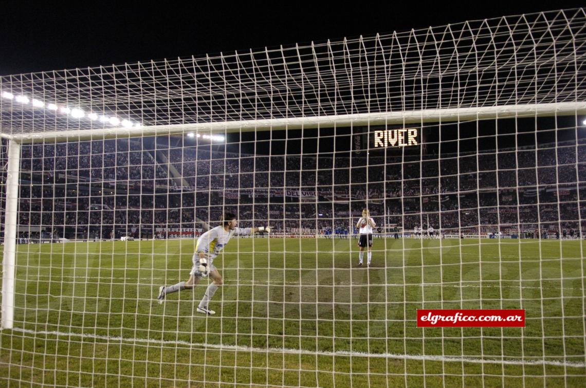 Imagen El “Pato” escribe una nueva página en el sorprendente Boca de Bianchi: estirada a la izquierda y final del sueño de River. Maxi López ya no es tan verdugo.