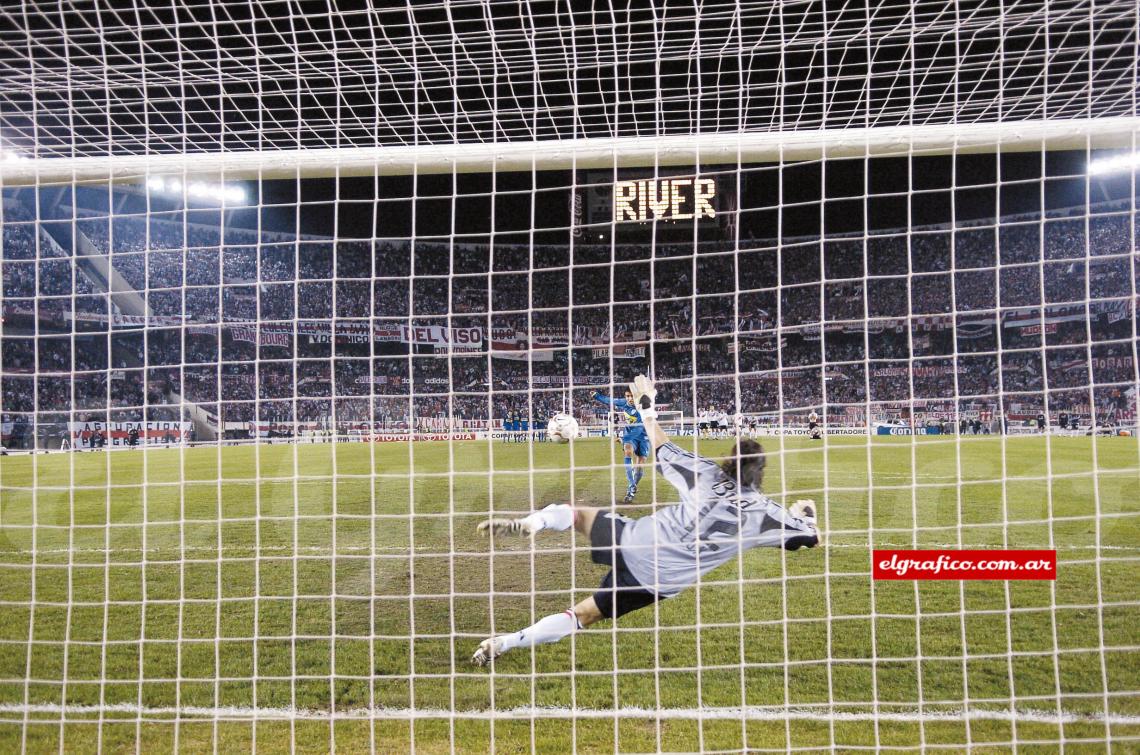 La responsabilidad del quinto penal quedó en los pies de Javier Villarreal. Apuntó, tiró y la pelota se metió bien lejos de Lux. Después, el delirio de todo un equipo que no para de festejar.
