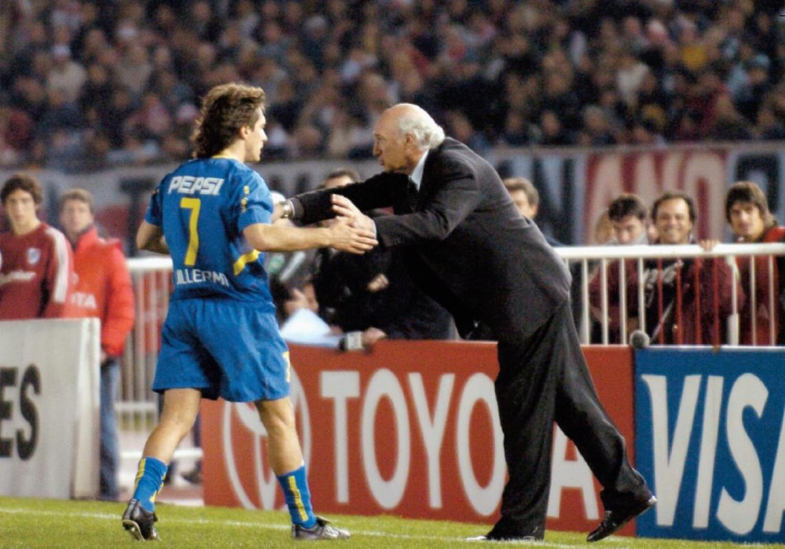 Charla técnica. En un alto del partido, habla Bianchi, escucha Guillermo. Curtidos en finales.