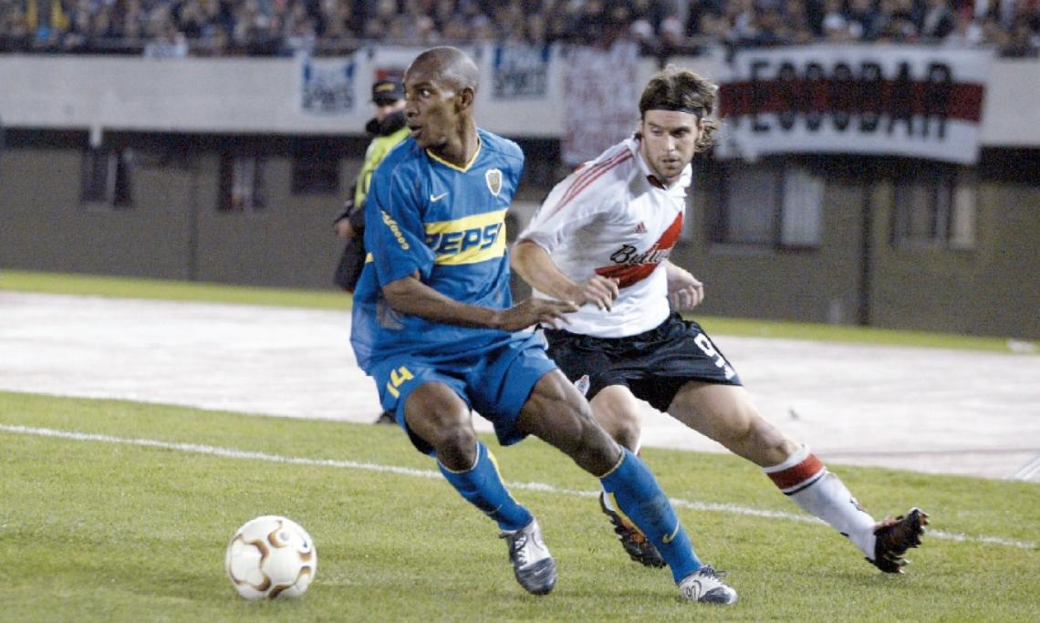 Imagen El “Negro” Perea, otra vez figura en el Monumental, como en el clásico del Apertura 03. 