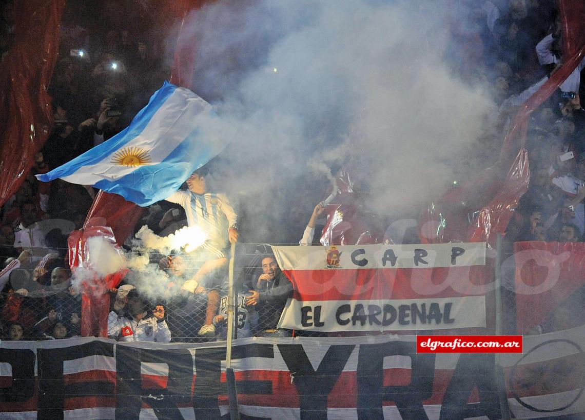 Todo el color en las tribunas.