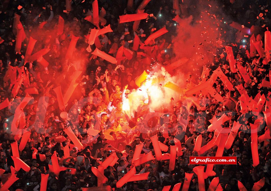 La hinchada no dejó de altenta.