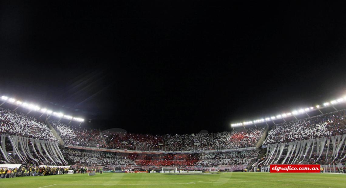 El estadio Monumental en un marco impresionante.