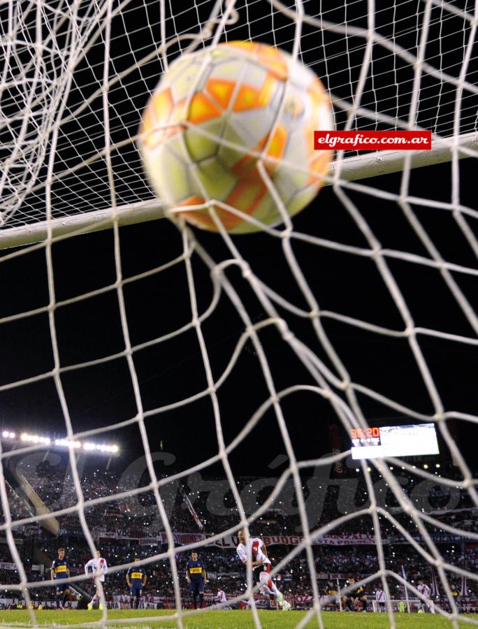 El balón impacta en la red. Sánchez lo empieza a gritar. El Monumental explota.