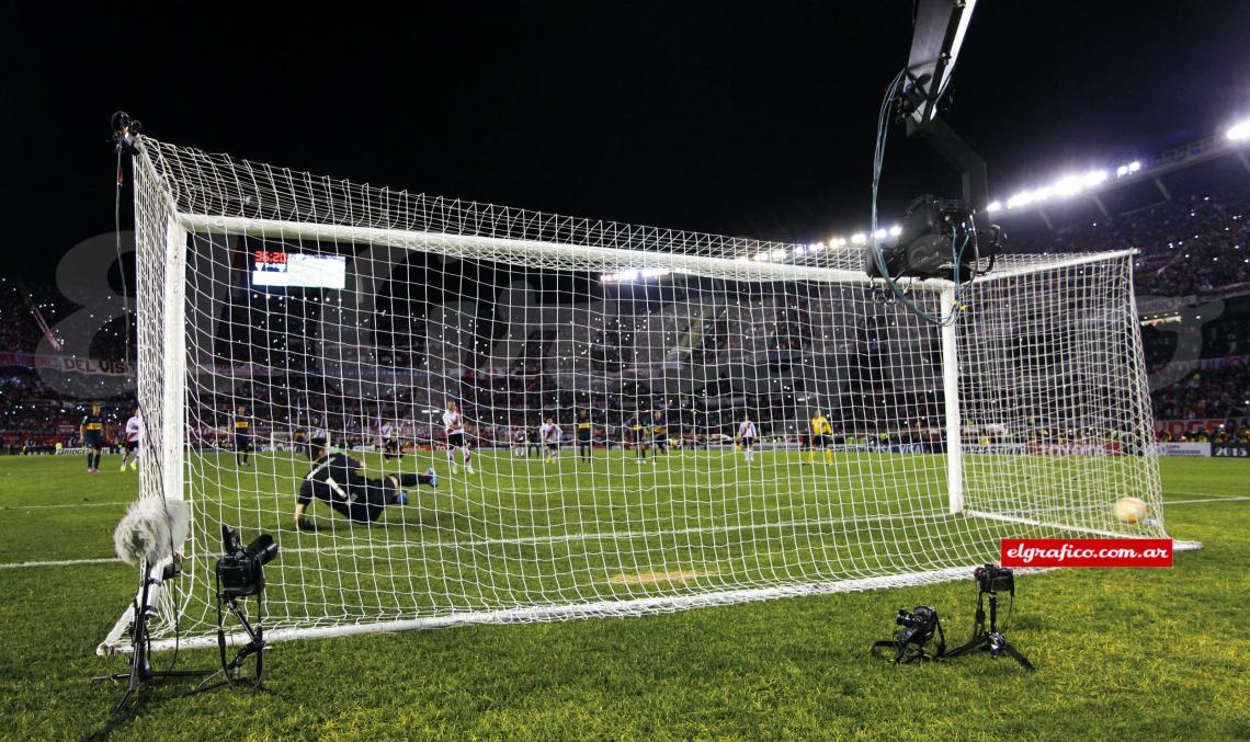 Imagen Orión, cayendo hacia el palo izquierdo, observa cómo el remate de Sánchez se transforma en gol.