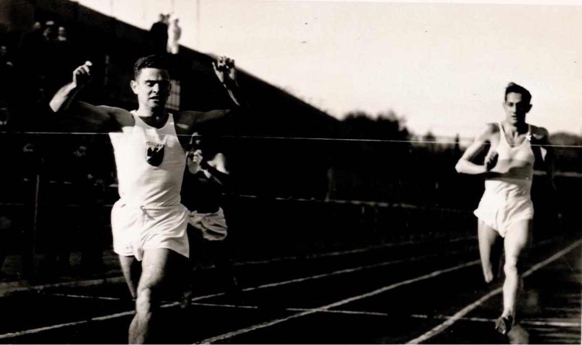 Imagen 1947. 23 de agosto. El Laucha levanta sus brazos en señal de victoria tras cruzar la línea de meta.