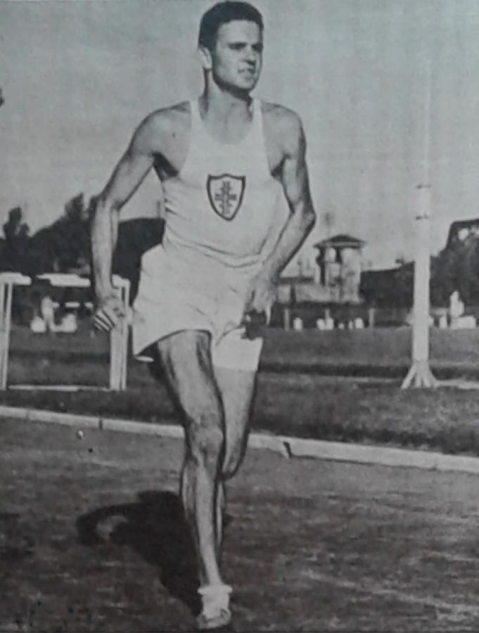 Imagen Nacido en Berlín, su familia se mudó a Argentina cuando el Laucha era un niño. Su capacidad física lo llevó a ser un destacado atleta representando a la Argentina.