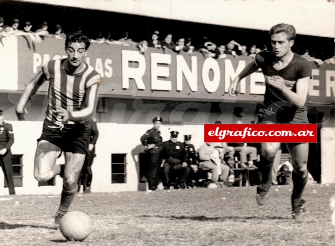 Imagen EL GITANO VS SILVIO. Miguel Antonio Juárez y Silvio Marzolini tras el balón en La Bombonera el 14 de Octubre de 1962. Central da el golpe y vence a Boca 2-0.