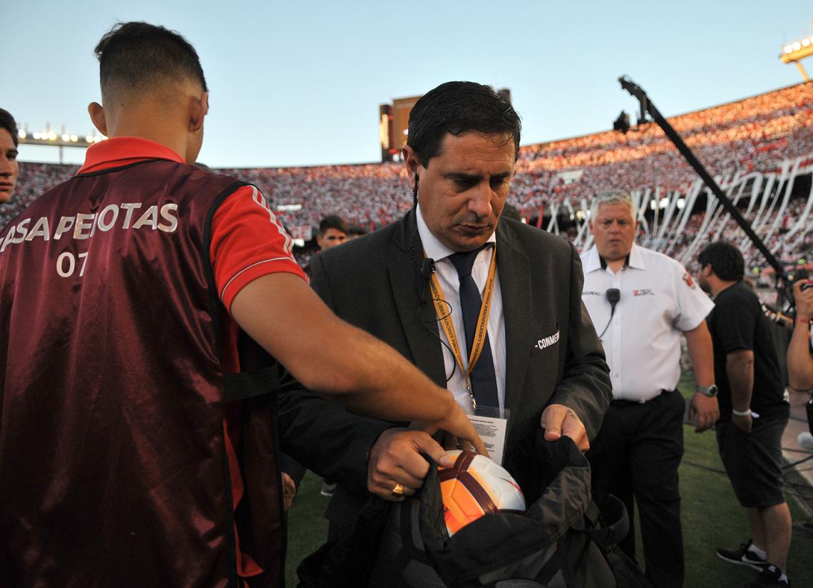 Imagen SÁBADO 24. El representante de CONMEBOL en el campo de juego, guarda la pelota hasta nuevo aviso.