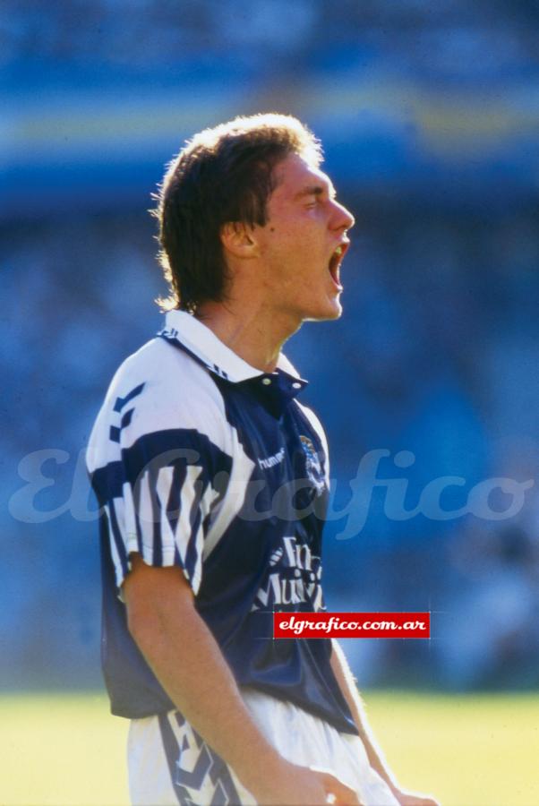 Imagen Locura. Con la camiseta de Gimnasia le metió 3 goles a Boca en el inolvidable 6-0 que estrenó la nueva Bombonera.