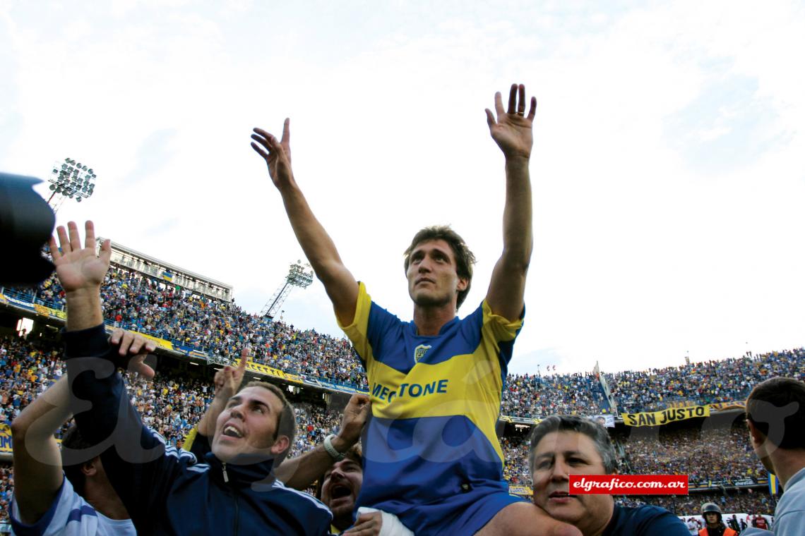 Imagen Cuando se sentaba seguido en el banco, entró en un clásico que perdía con River, por el Clausura 06 y le hicieron el penal que luego Palermo transformó en 1-1. La gente lo llevó en andas.