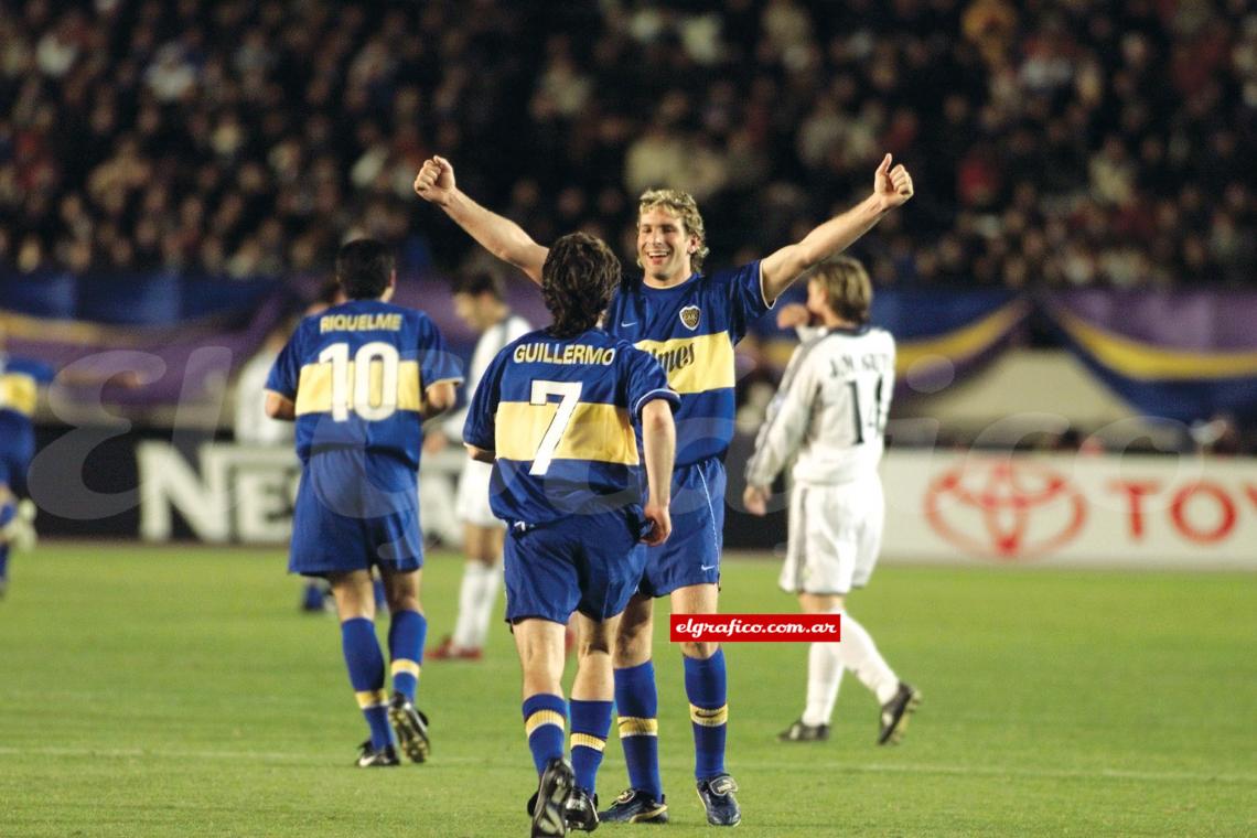 Imagen Acaba de finalizar Boca 2 - Real Madrid 1, por la Intercontinental 2000 y el goleador va en busca de su amigo, que sólo jugó unos minutos.