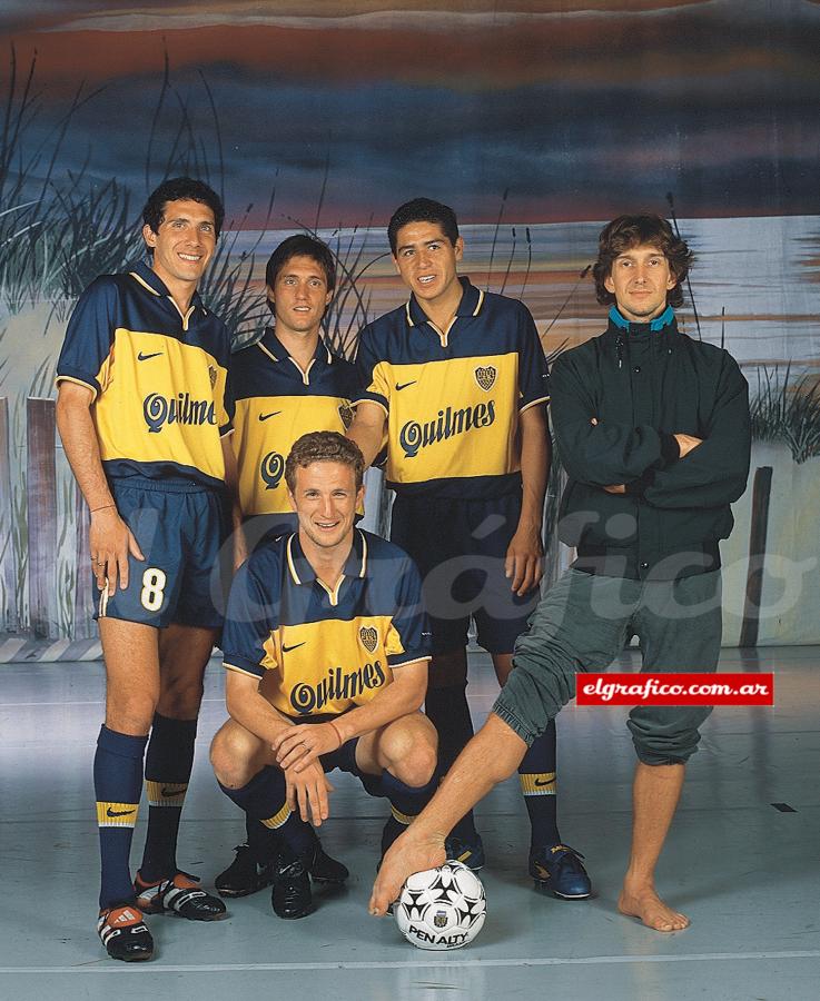 Imagen Boca era un ballet, y por eso posaban Diego Cagna, Guillermo, Juan Román Riquelme y el Vasco Arruabarrena con Julio Bocca.