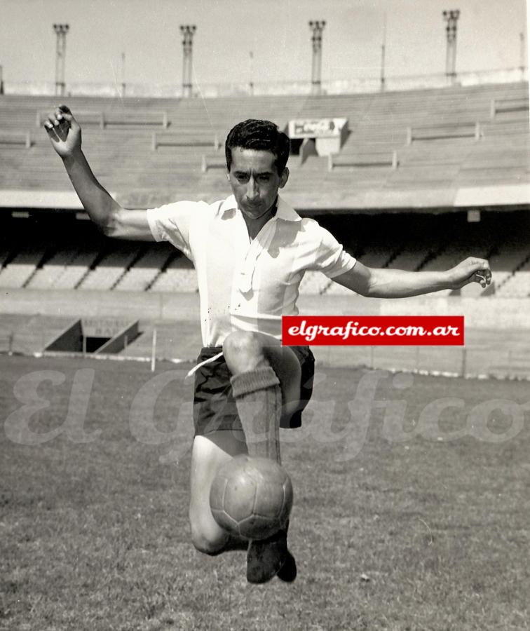 Imagen Ídolo en Racing.  Jugó desde 1956 hasta 1964. En 174 partidos marcó 42 goles.