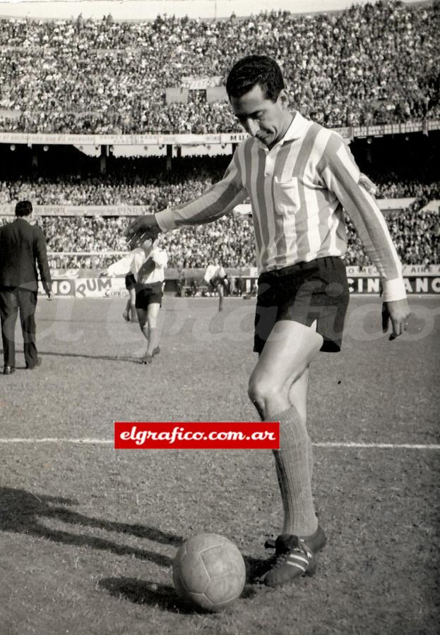 Imagen En el Sudamericano de 1959 se destacó de tal manera que fue elegido el mejor extremo izquierdo del continente, recibiendo elogios del mismísimo Pelé.