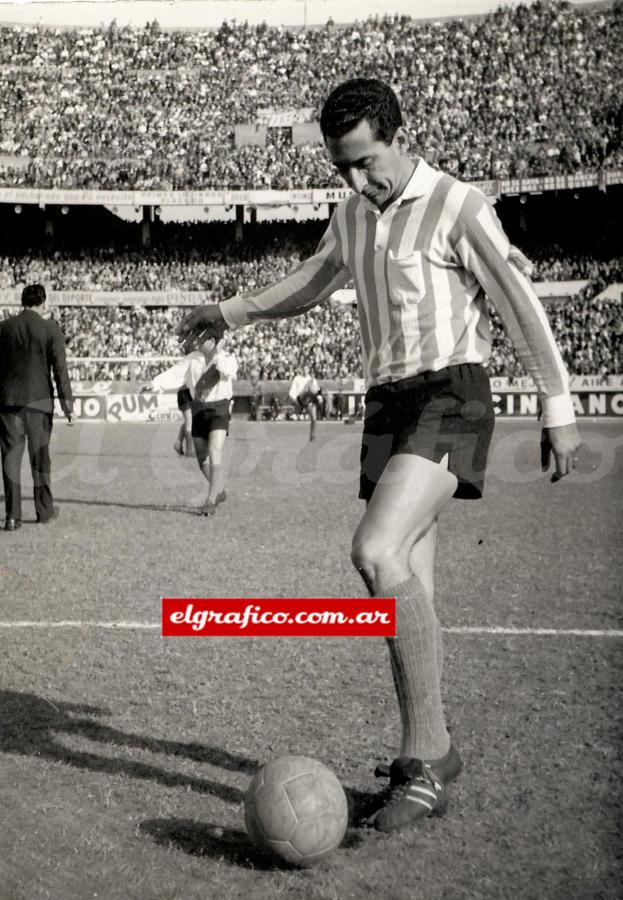 En el Sudamericano de 1959 se destacó de tal manera que fue elegido el mejor extremo izquierdo del continente, recibiendo elogios del mismísimo Pelé.